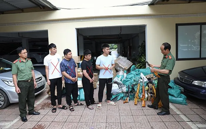 Các đối tượng (dấu X) cùng tang vật tại cơ quan Công an. Các đối tượng (dấu X) cùng tang vật tại cơ quan Công an.