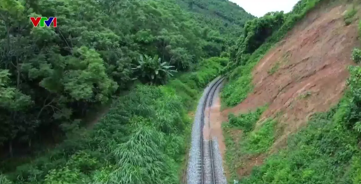 Chủ động phòng chống sạt trượt đường sắt mùa mưa bão - Ảnh 2.