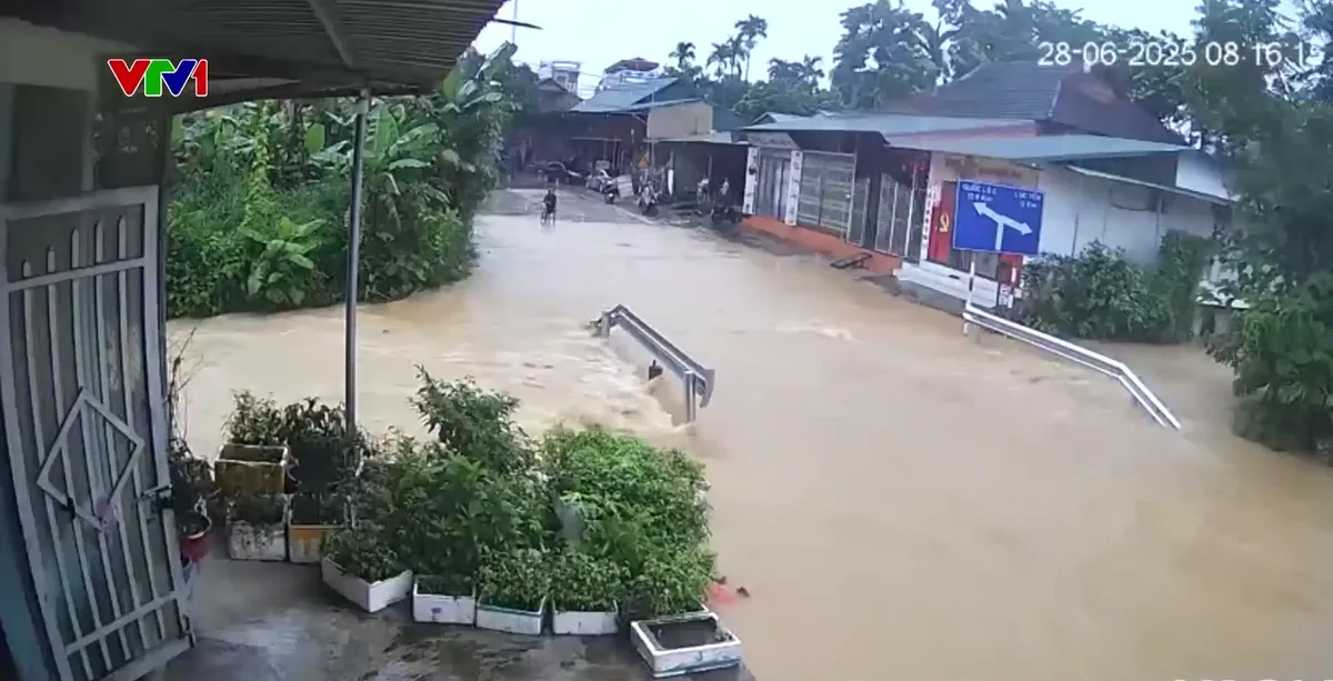 Mưa lớn gây ngập và sạt lở nhiều nơi ở miền Bắc  - Ảnh 2.