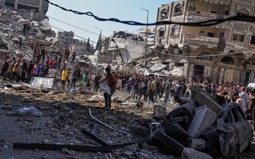 Người dân Palestine kiểm tra hiện trường sau một cuộc không kích của Israel tại thành phố Gaza, ngày 27/6/2025. (Ảnh: AP) Người dân Palestine kiểm tra hiện trường sau một cuộc không kích của Israel tại thành phố Gaza, ngày 27/6/2025. (Ảnh: AP)