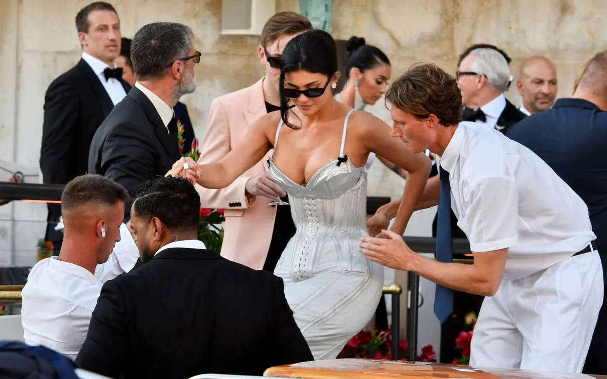 Kylie Jenner rời khách sạn để di chuyển đến lễ cưới của tỷ phú Jeff Bezos và Lauren Sanchez, tại Venice, Ý vào ngày 27 tháng 6 năm 2025. (Ảnh: AP/Luigi Costantini)