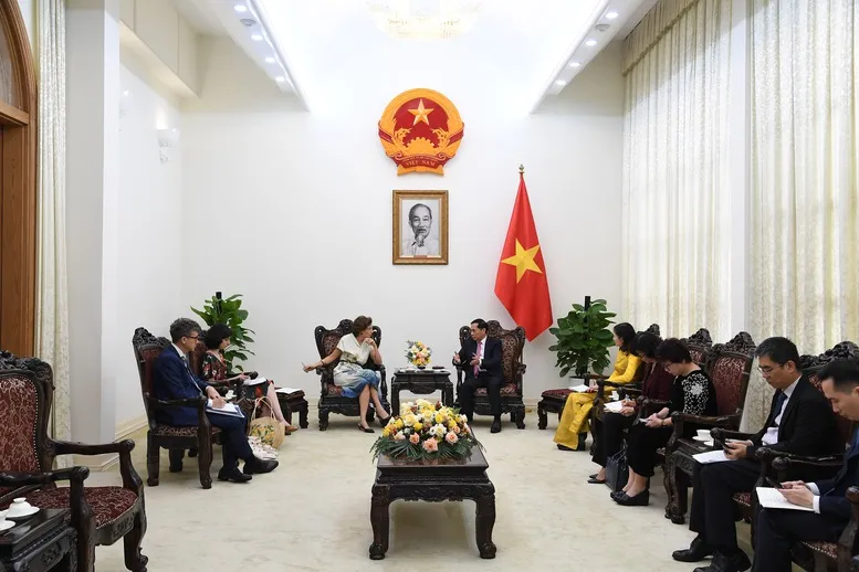 Trao tặng Kỷ niệm chương “Vì sự nghiệp Ngoại giao Việt Nam” cho Tổng Giám đốc UNESCO - Ảnh 1.