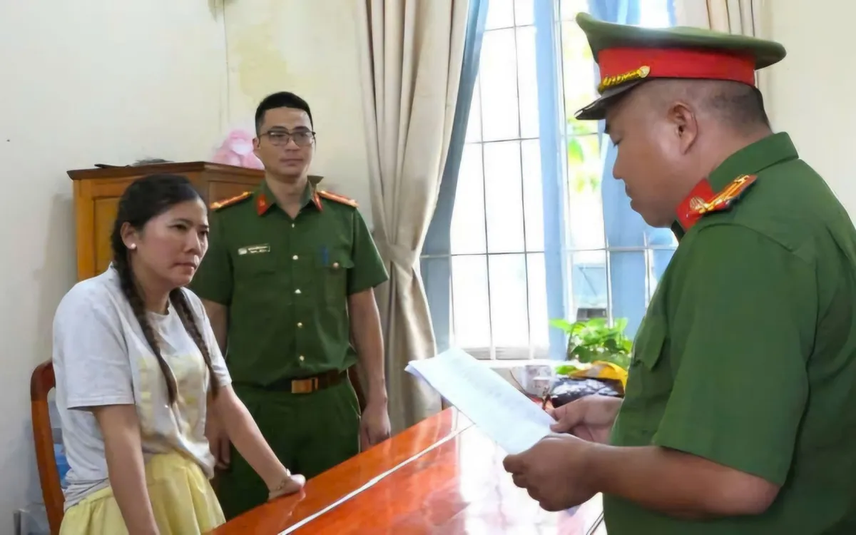Cơ quan điều tra tống đạt các quyết định khởi tố và thi hành lệnh bắt tạm giam đối với Đỗ Thị Ngọc Hằng. 