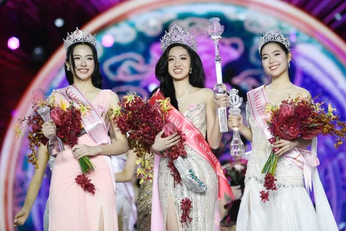Hoa hậu Hà Trúc Linh tỏa sáng bên á hậu 1 Châu Anh (bìa phải) và á hậu 2 Vân Nhi (bìa trái)..jpg
