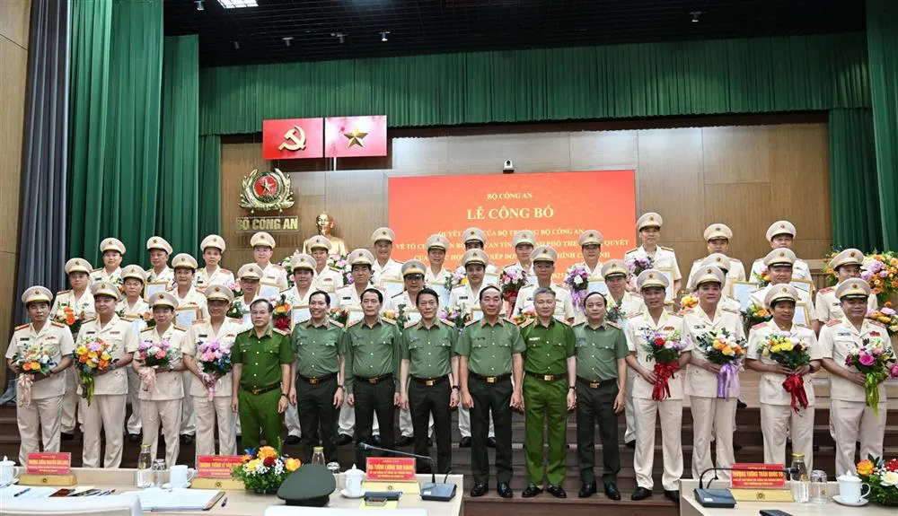 Công bố Quyết định của Bộ trưởng Bộ Công an về tổ chức, cán bộ Công an 34 tỉnh, thành phố - Ảnh 2.