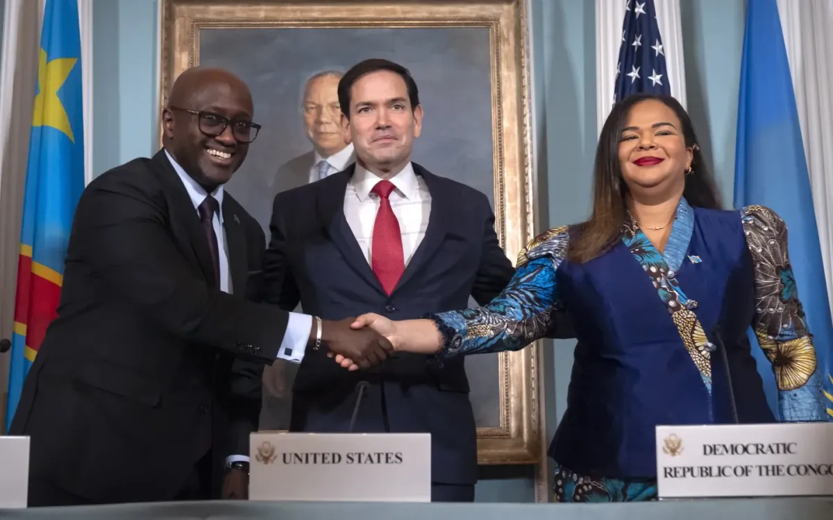 Ngoại trưởng Mỹ Marco Rubio cùng hai ngoại trưởng Rwanda và CHDC Congo bắt tay sau lễ ký thỏa thuận hòa bình tại Washington ngày 27/6/2025. (Ảnh: AP) Ngoại trưởng Mỹ Marco Rubio cùng hai ngoại trưởng Rwanda và CHDC Congo bắt tay sau lễ ký thỏa thuận hòa bình tại Washington ngày 27/6/2025. (Ảnh: AP)