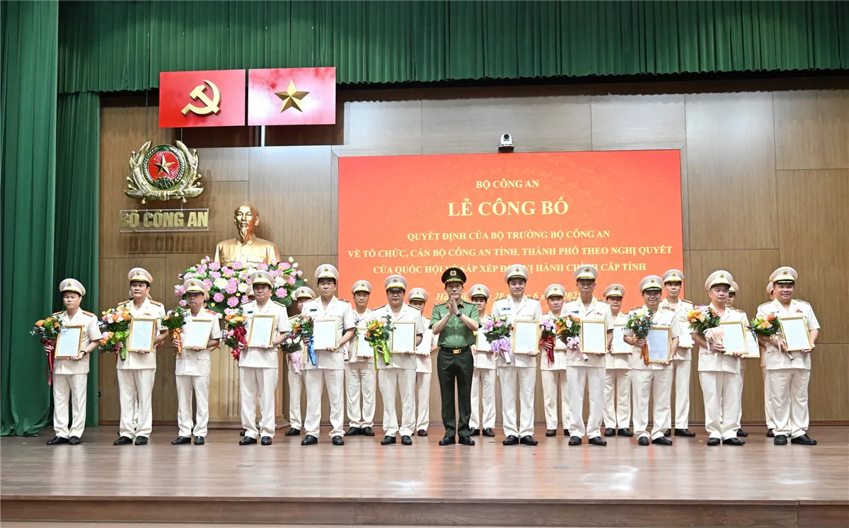 Công bố Quyết định của Bộ trưởng Bộ Công an về tổ chức, cán bộ Công an 34 tỉnh, thành phố - Ảnh 1.