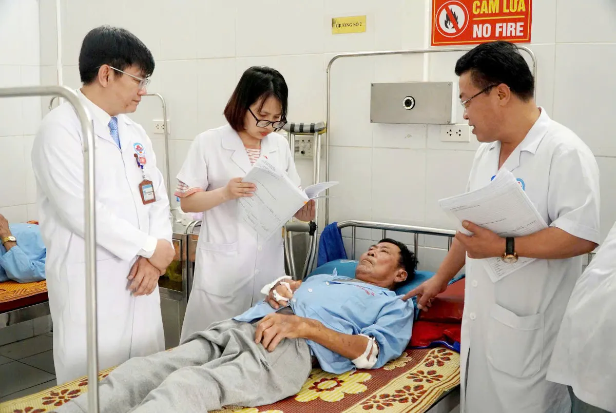 Kết nối tuyến trên: Đòn bẩy nâng vị thế y tế tuyến huyện- Ảnh 1.