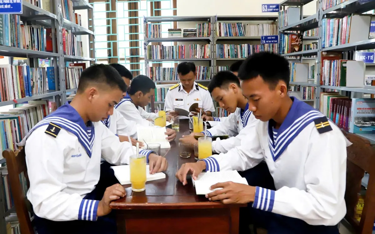 Cán bộ, chiến sĩ đọc sách, thưởng thức cà phê, nước trái cây tại Thư viện Vùng 3 Hải quân
