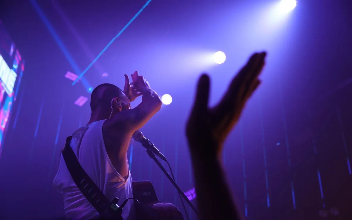 Âm nhạc của Rosewood làm người ta nhớ lại cái thời âm nhạc còn "dày", còn "rộng" – nơi không gian không chỉ nằm ở tai nghe, mà còn trong lồng ngực. 