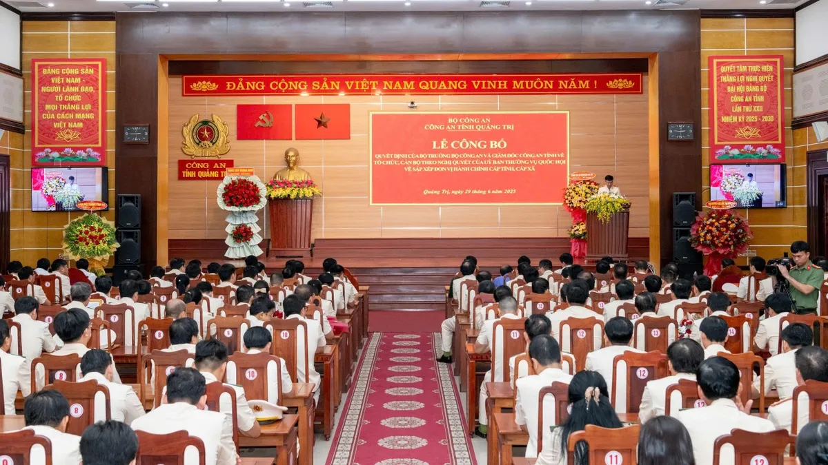 Công an tỉnh Quảng Trị công bố quyết định sáp nhập và bổ nhiệm cán bộ - Ảnh 1.