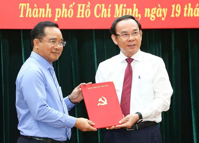 Bí thư Thành ủy TPHCM Nguyễn Văn Nên trao Quyết định cho ông Nguyễn Văn Được - Ảnh VGP Ngọc Tấn.jpg