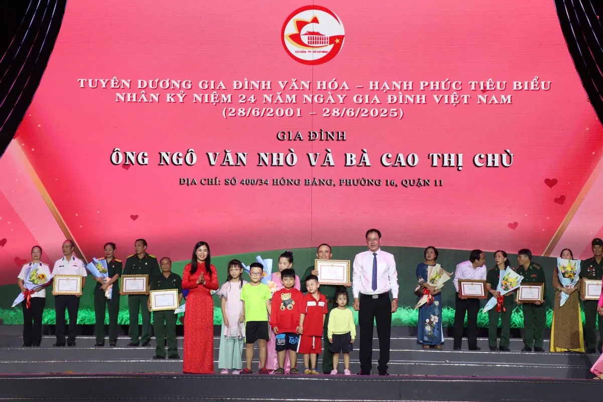 TP Hồ Chí Minh tuyên dương những gia đình văn hóa tiêu biểu - Ảnh 3.