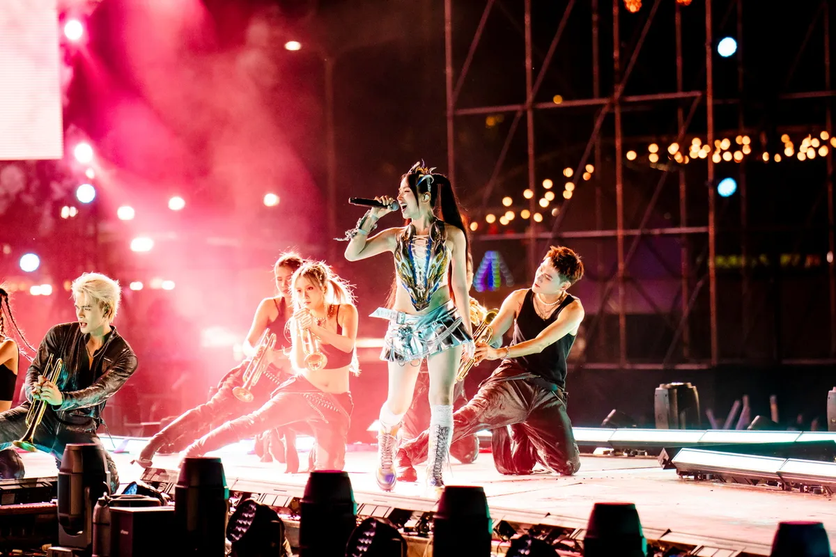 Sao quốc tế hủy show sát giờ diễn, Chi Pu, Mono cùng các Anh tài, Chị đẹp giữ "lửa" cho chương trình - Ảnh 8.