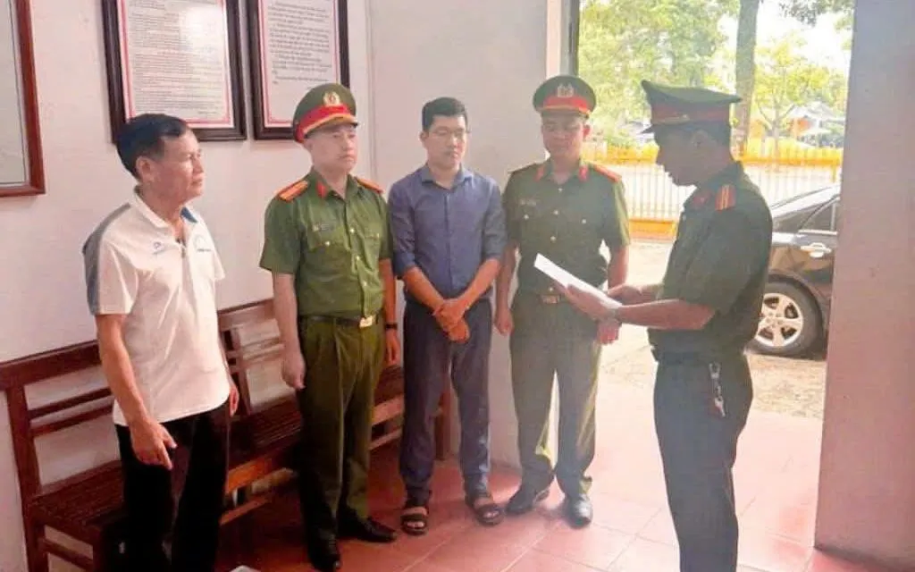 Công an tỉnh Phú Thọ ra quyết định khởi tố, bắt giam Trần Tuấn Phương (áo xanh) kế toán trường THCS Ngô Xá (huyện Cẩm Khê).