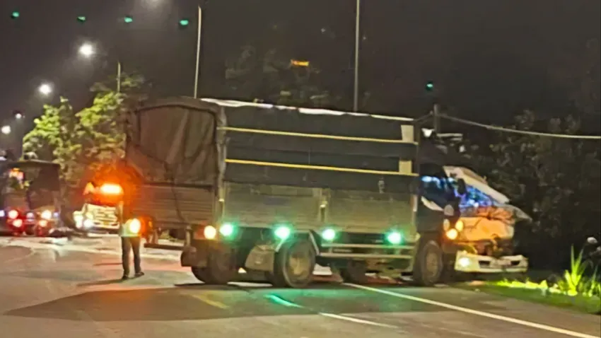 Xe tải lấn làn gây tai nạn liên hoàn trên quốc lộ 20 - Ảnh 1. Xe tải lấn làn gây tai nạn liên hoàn trên quốc lộ 20 - Ảnh 1.