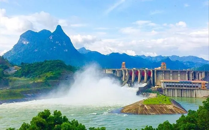 Mở 2 cửa xả đáy hồ thủy điện Tuyên Quang lúc 12h và 18h hôm nay. (Ảnh: NLĐ) Mở 2 cửa xả đáy hồ thủy điện Tuyên Quang lúc 12h và 18h hôm nay. (Ảnh: NLĐ)