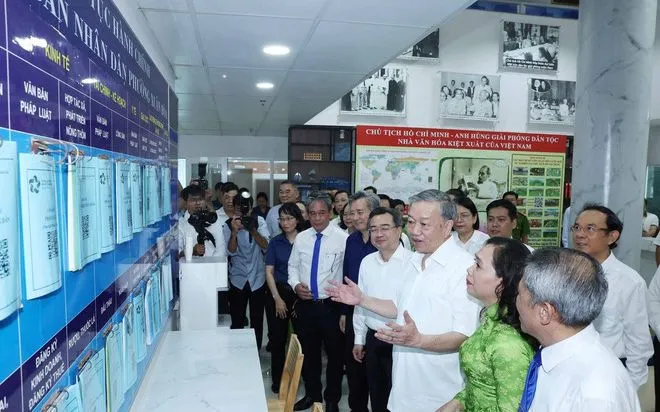 Tổng Bí thư Tô Lâm thăm, khảo sát thực tế tại Trung tâm dịch vụ hành chính công phường Xuân Hòa, TP Hồ Chí Minh. (Ảnh: TTXVN)