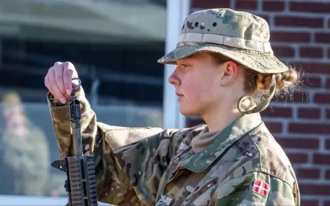 Nữ quân nhân trong lực lượng vũ trang Đan Mạch. (Ảnh: Danske Artilleriregiment) Nữ quân nhân trong lực lượng vũ trang Đan Mạch. (Ảnh: Danske Artilleriregiment)