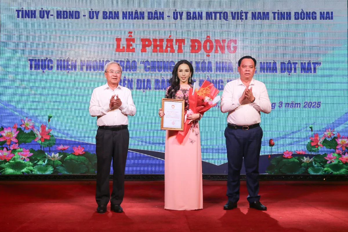 
B&agrave; L&ecirc; Nữ Th&ugrave;y Dương ủng hộ 55 tỷ đồng cho chương tr&igrave;nh x&oacute;a nh&agrave; tạm, nh&agrave; dột n&aacute;t tỉnh Đồng Nai- Ảnh 2.