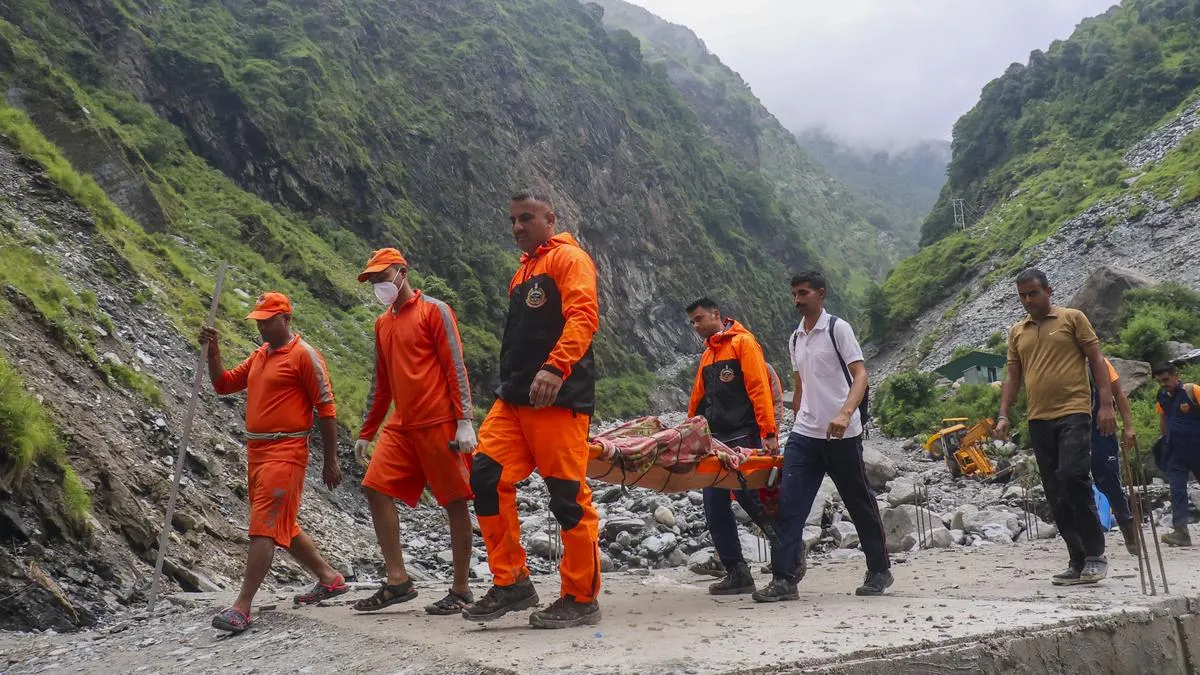 Ấn Độ: Lũ quét tàn phá bang Himachal Pradesh, 17 người tử vong - Ảnh 1. Ấn Độ: Lũ quét tàn phá bang Himachal Pradesh, 17 người tử vong - Ảnh 1.
