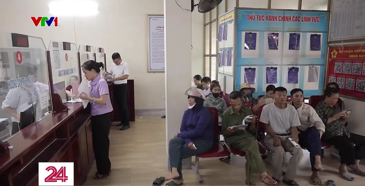 Gấp rút xử lí công việc tồn đọng trước khi vận hành chính quyền hai cấp - Ảnh 1.