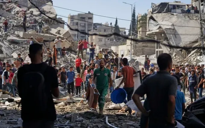 Người Palestine kiểm tra thiệt hại, nhặt nhạnh đồ đạc sau vụ tấn công của Israel vào một tòa dân cư tại Gaza ngày 27/6. (Ảnh: AP) Người Palestine kiểm tra thiệt hại, nhặt nhạnh đồ đạc sau vụ tấn công của Israel vào một tòa dân cư tại Gaza ngày 27/6. (Ảnh: AP)