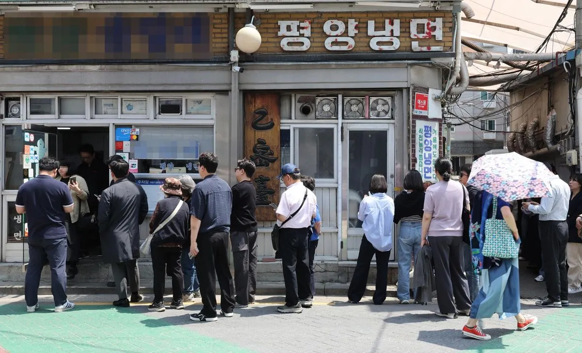 Naengmyeon - T&ocirc; m&igrave; lạnh thấm đẫm hương vị m&ugrave;a h&egrave; H&agrave;n Quốc- Ảnh 2.