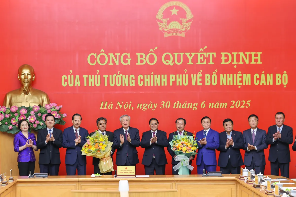 Thủ tướng trao quyết định bổ nhiệm 2 cán bộ cấp Thứ trưởng - Ảnh 4.