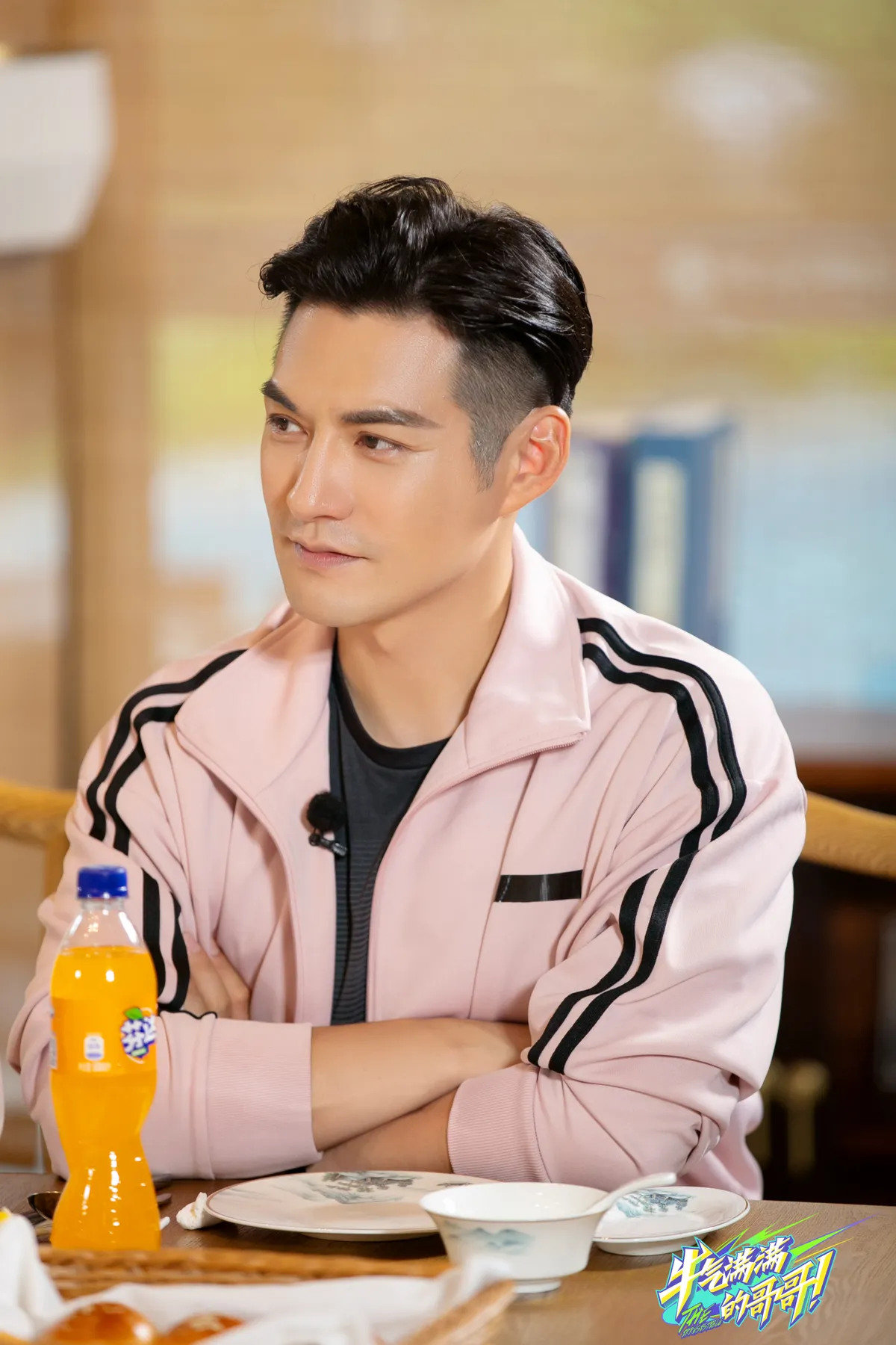 Tài tử U50 tái xuất "đánh bại" đàn em Tống Uy Long, Ngao Thụy Bằng- Ảnh 2. Tài tử U50 tái xuất "đánh bại" đàn em Tống Uy Long, Ngao Thụy Bằng- Ảnh 2.