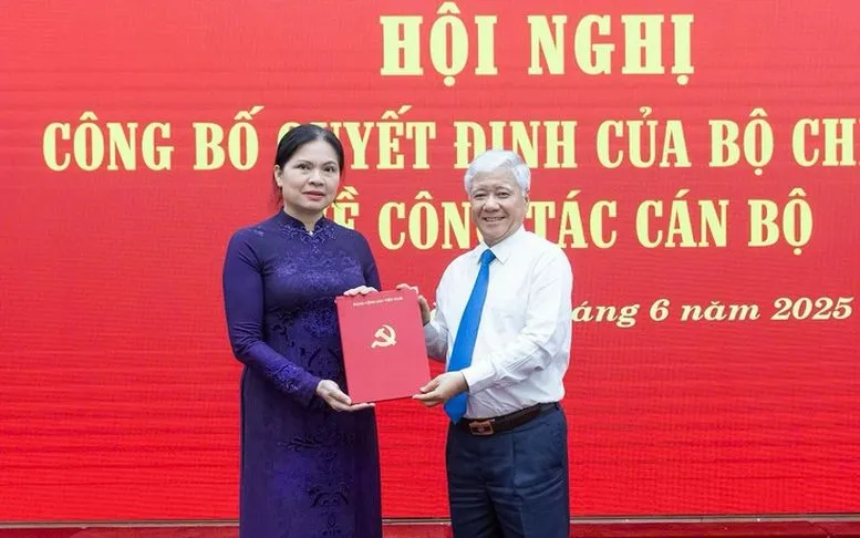Ông Đỗ Văn Chiến, Ủy viên Bộ Chính trị, Bí thư Trung ương Đảng, Bí thư Đảng ủy MTTQ các đoàn thể Trung ương, Chủ tịch Ủy ban Trung ương MTTQ Việt Nam trao Quyết định cho bà Hà Thị Nga - Ảnh:VGP Ông Đỗ Văn Chiến, Ủy viên Bộ Chính trị, Bí thư Trung ương Đảng, Bí thư Đảng ủy MTTQ các đoàn thể Trung ương, Chủ tịch Ủy ban Trung ương MTTQ Việt Nam trao Quyết định cho bà Hà Thị Nga - Ảnh:VGP