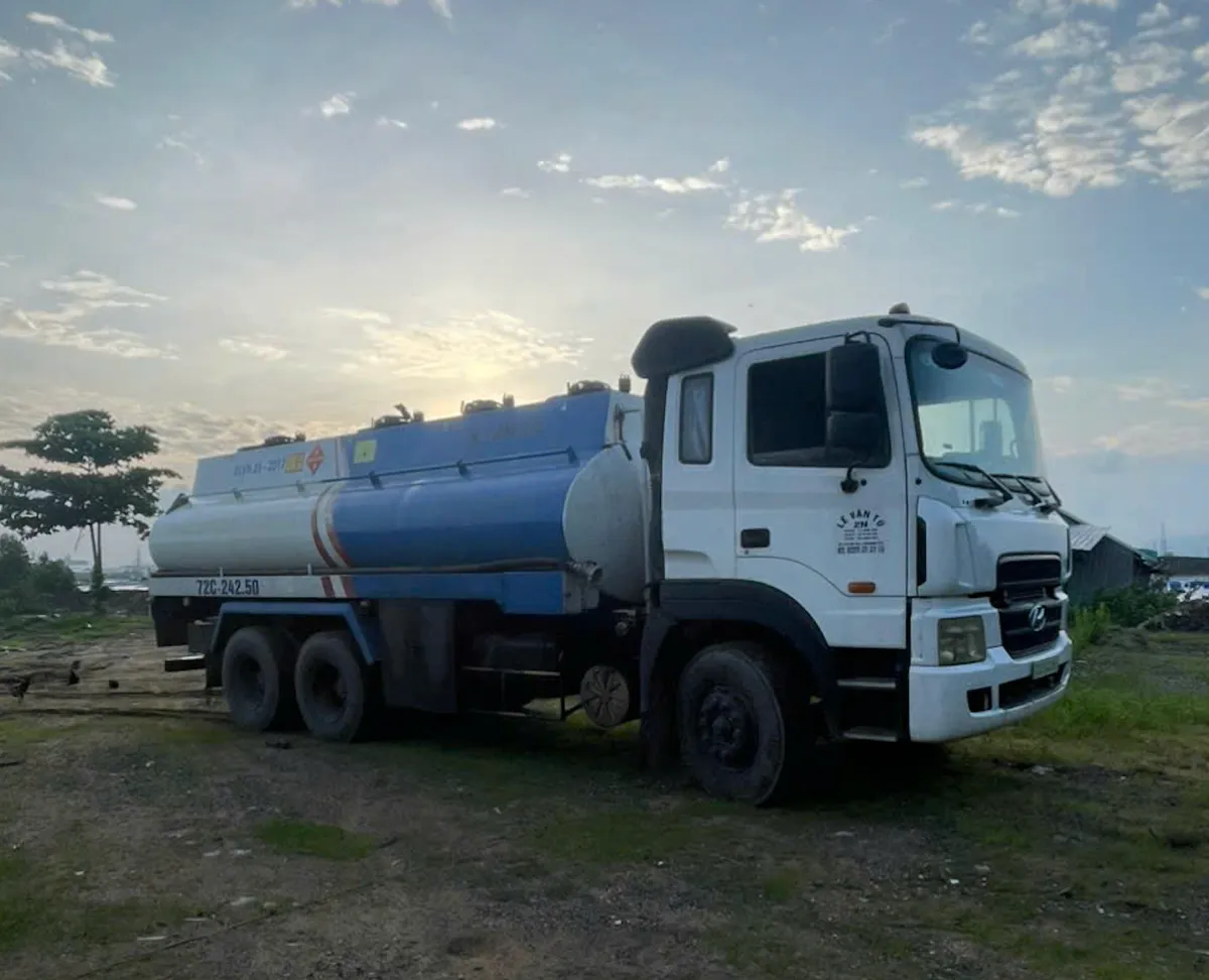 Bắt quả tang buôn lậu xăng dầu quy mô lớn trên sông Thị Vải   - Ảnh 2.