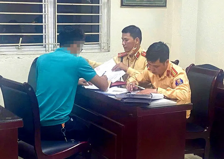 Xử phạt tài xế chở 6 trẻ em trên thùng xe bán tải ở đại lộ Thăng Long - Ảnh 1.