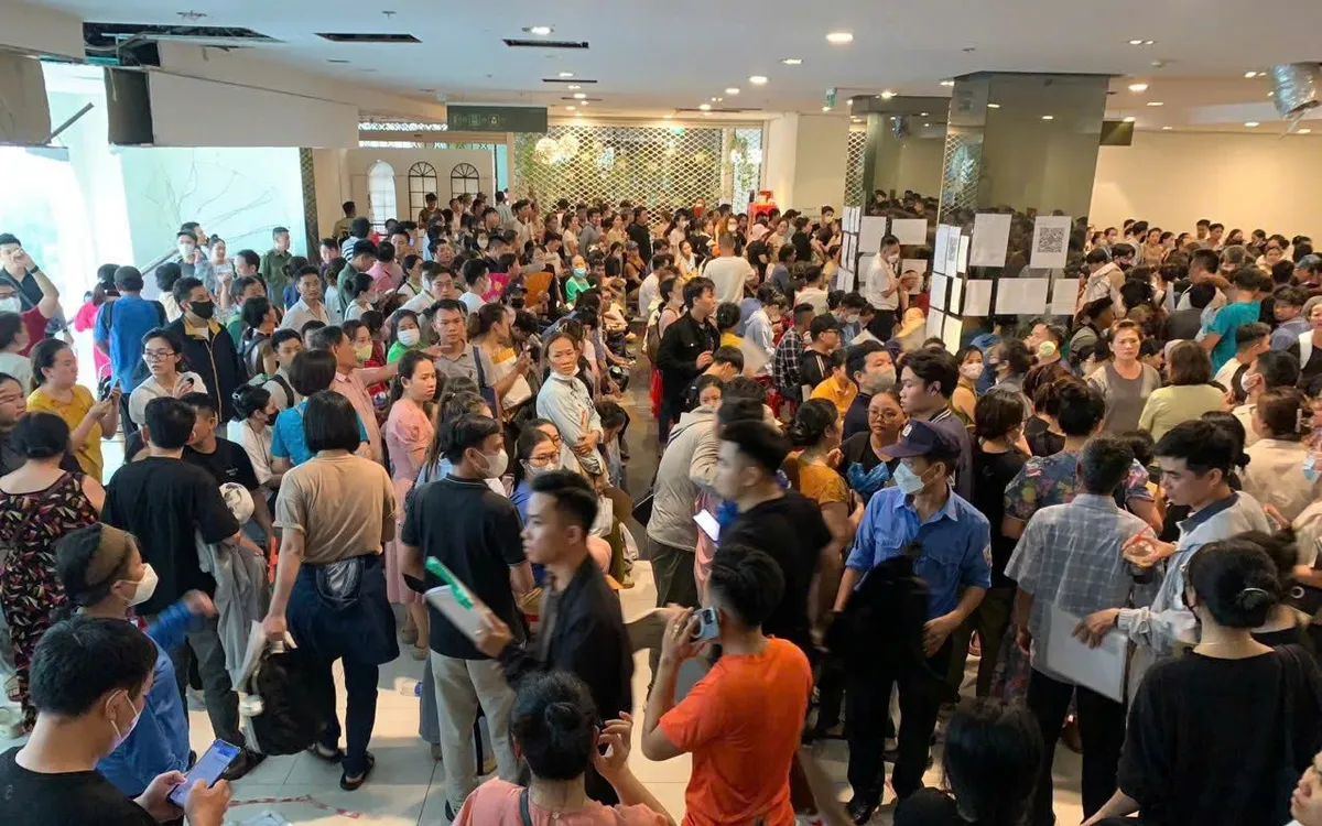 Rất đông người đã tụ tập trước trụ sở Công ty cổ phần Đức Mạnh