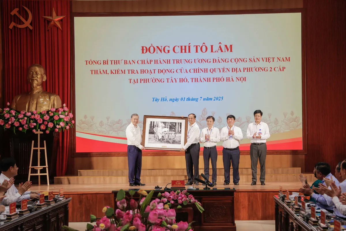 Tổng Bí thư Tô Lâm kiểm tra hoạt động của chính quyền địa phương hai cấp tại Hà Nội - Ảnh 11.