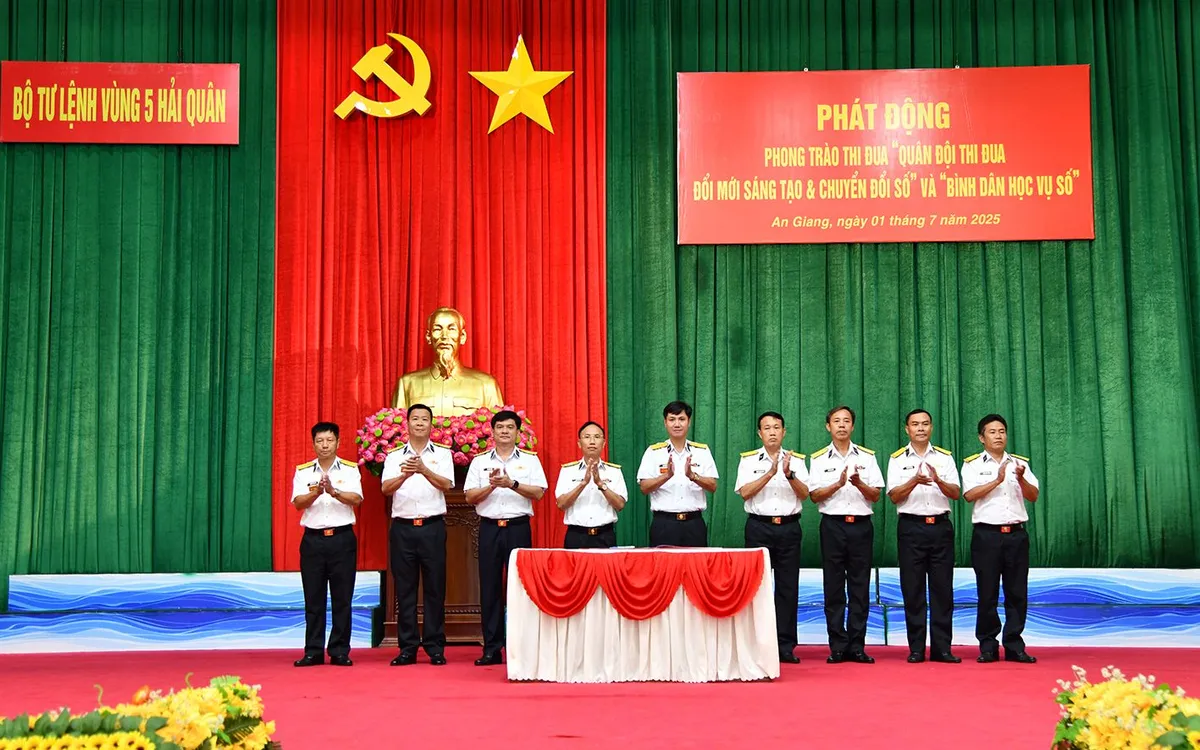 Thủ trưởng Bộ Tư lệnh Vùng 5 Hải quân chứng kiến giao ước thi đua của các cơ quan, đơn vị.