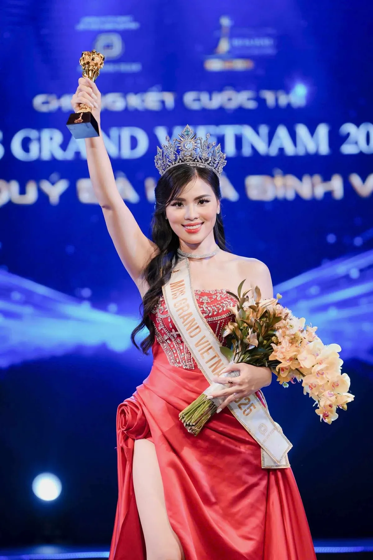 Người đẹp Nguyễn Thị Thưa đăng quang Mrs Grand Vietnam 2025- Ảnh 1. Người đẹp Nguyễn Thị Thưa đăng quang Mrs Grand Vietnam 2025- Ảnh 1.