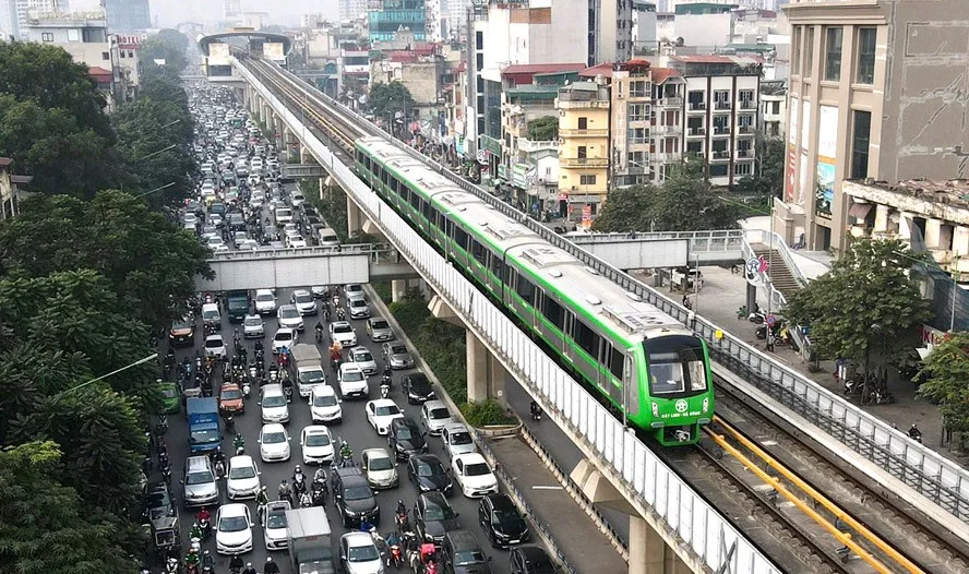 Giá vé liên thông tàu điện, xe buýt ở Hà Nội 5,6 triệu đồng một năm - Ảnh 1.