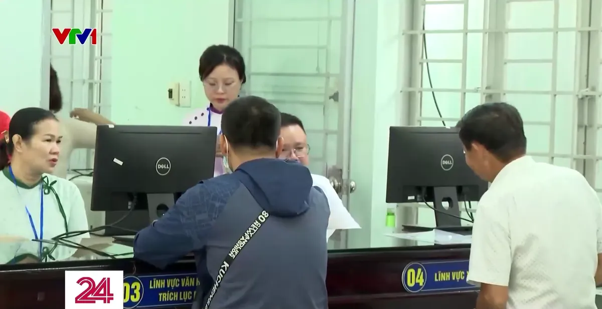 Ngày đầu vận hành chính quyền hai cấp: Thủ tục nhanh, người dân hài lòng - Ảnh 1.