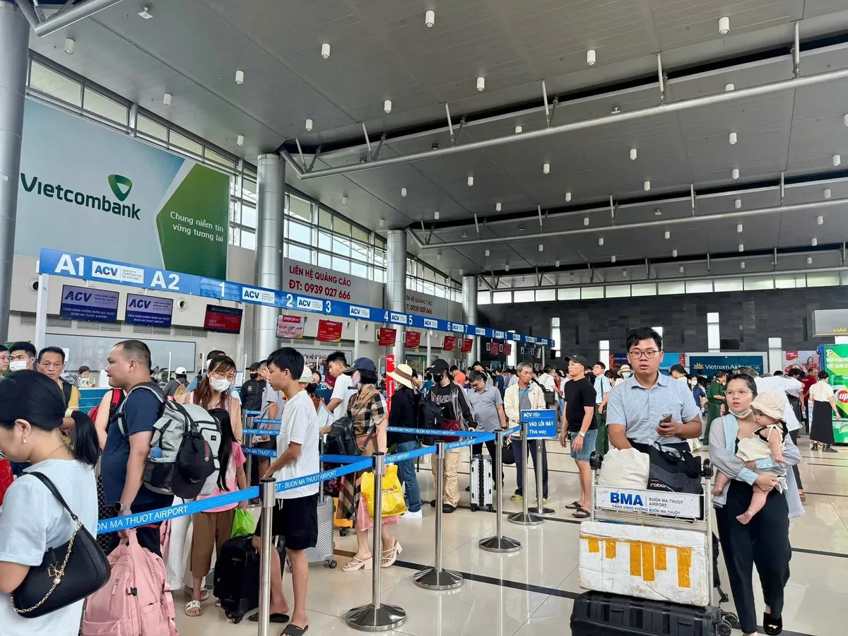 Các sân bay chạy hết công suất phục vụ cao điểm hè - Ảnh 2.