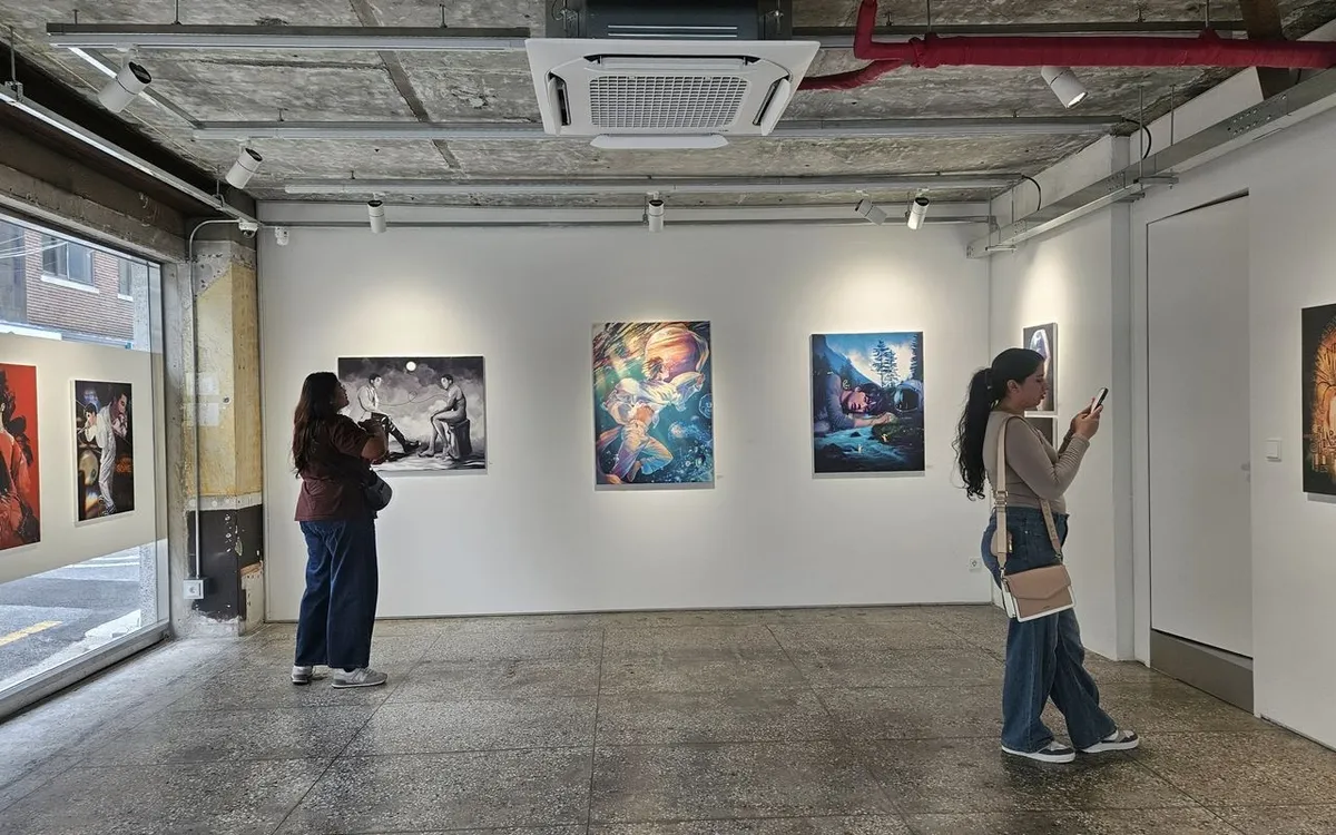 Khán giả tham quan triển lãm 