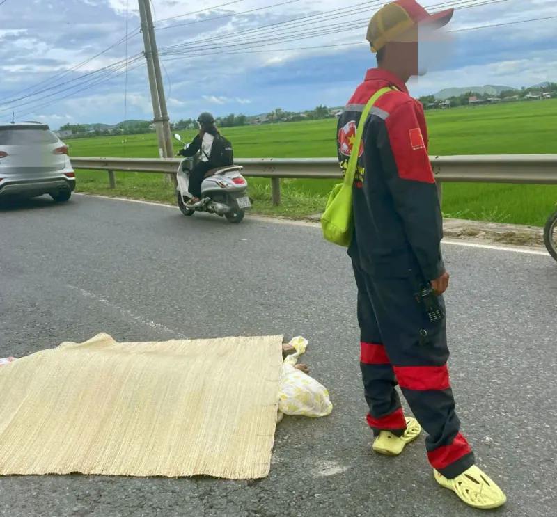 Nghi án người đàn ông dùng dao đâm bạn gái rồi lao vào xe tải tự vẫn - Ảnh 1.