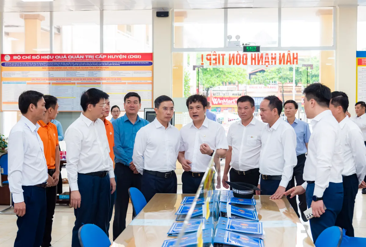 Quảng Ninh triển khai mô hình chính quyền hai cấp và Trung tâm phục vụ hành chính công một cấp - Ảnh 1.
