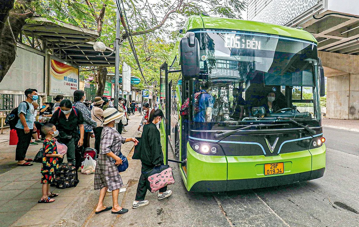 Giá vé liên thông tàu điện, xe buýt ở Hà Nội 5,6 triệu đồng một năm - Ảnh 2.