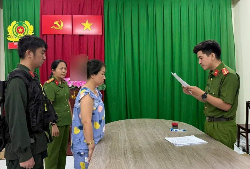 Bắt vợ chồng cầm đầu đường dây sản xuất dầu gió Con Ó giả - Ảnh 2.