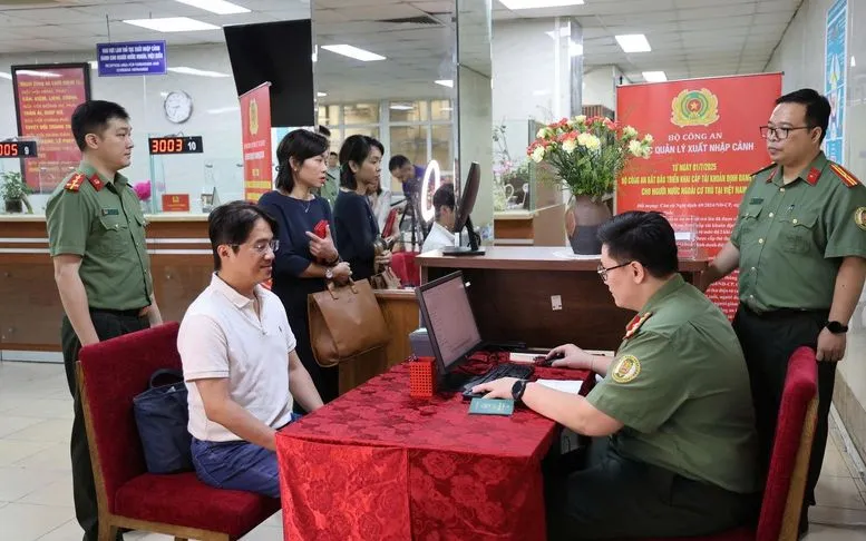 Cán bộ Cục quản lý xuất nhập cảnh, Bộ Công an làm thủ tục cấp tài khoản định danh điện tử cho người nước ngoài - Ảnh: VGP Cán bộ Cục quản lý xuất nhập cảnh, Bộ Công an làm thủ tục cấp tài khoản định danh điện tử cho người nước ngoài - Ảnh: VGP