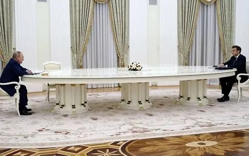 Tổng thống Nga Putin (trái) và Tổng thống Pháp Macron (Ảnh: Sputnik/Russian preidency's press service)