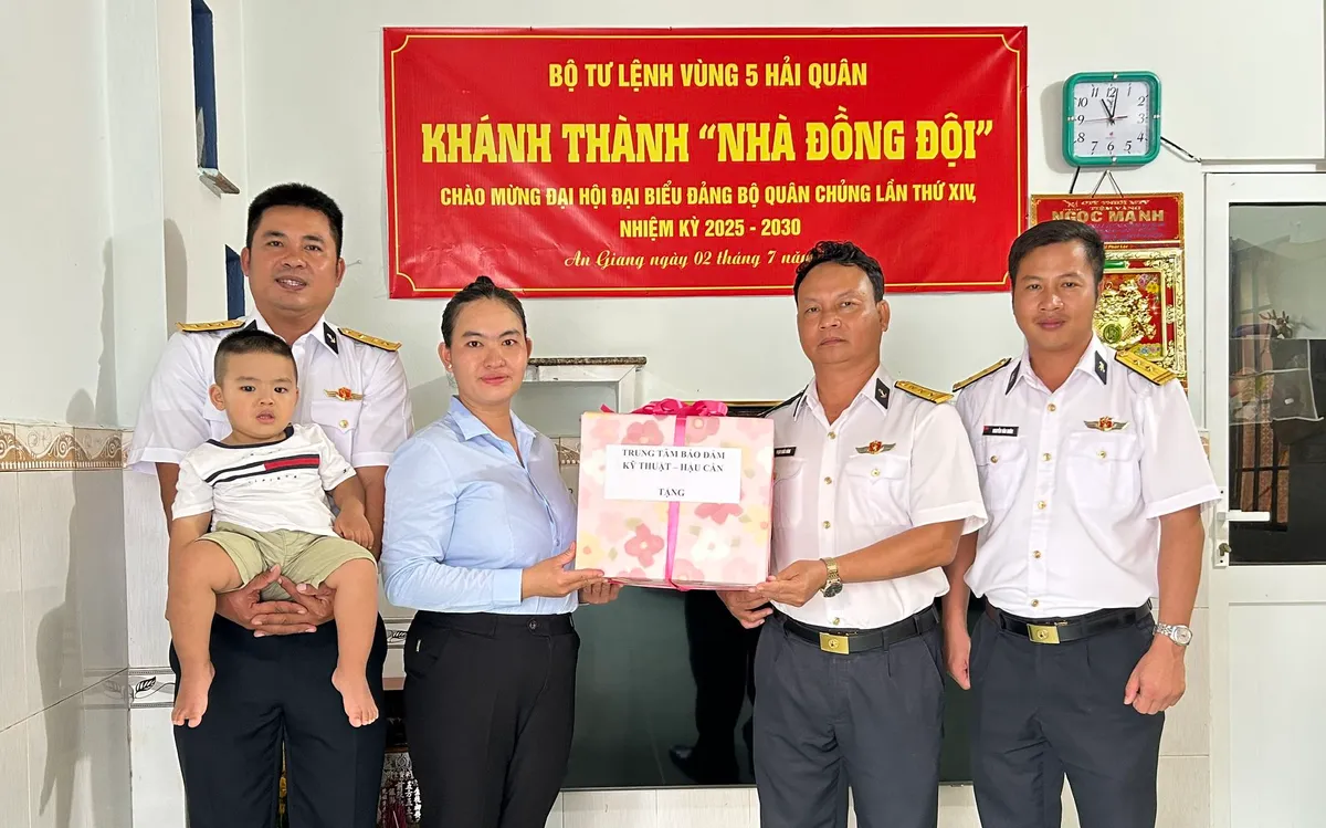 Chỉ huy Trung tâm Bảo đảm Kỹ thuật - Hậu cần tặng quà gia đình đồng chí Kiên.