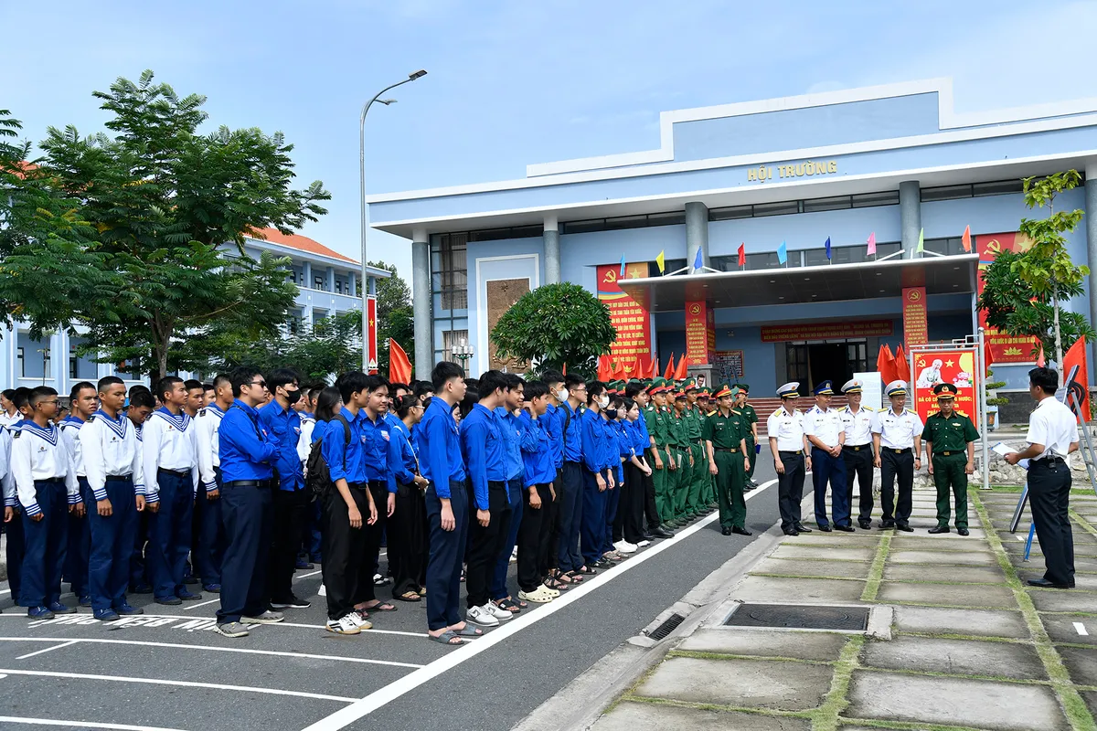 Tổ chức trưng bày ảnh các tài liệu về "Hoàng Sa - Trường Sa" - Ảnh 5.