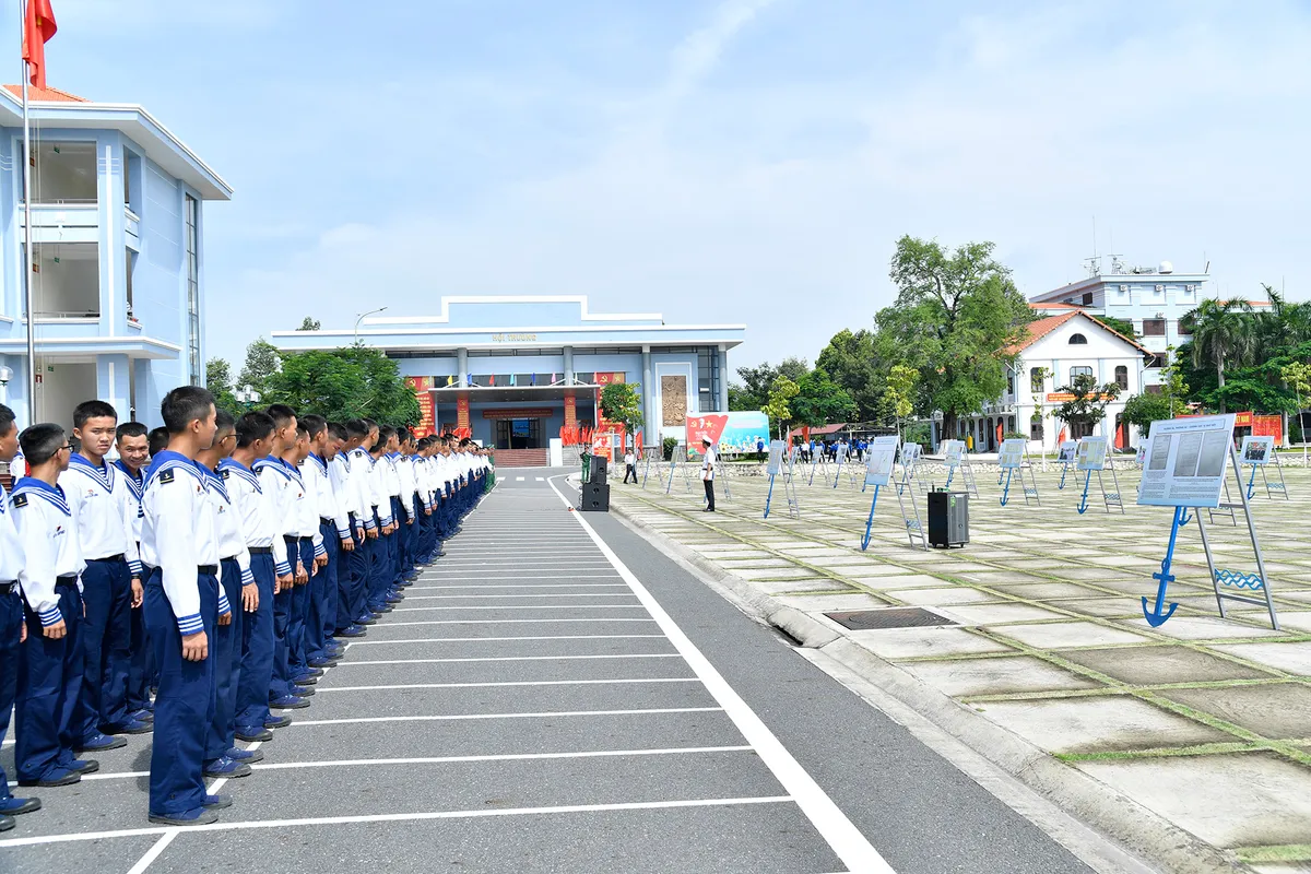 Tổ chức trưng bày ảnh các tài liệu về "Hoàng Sa - Trường Sa" - Ảnh 4.